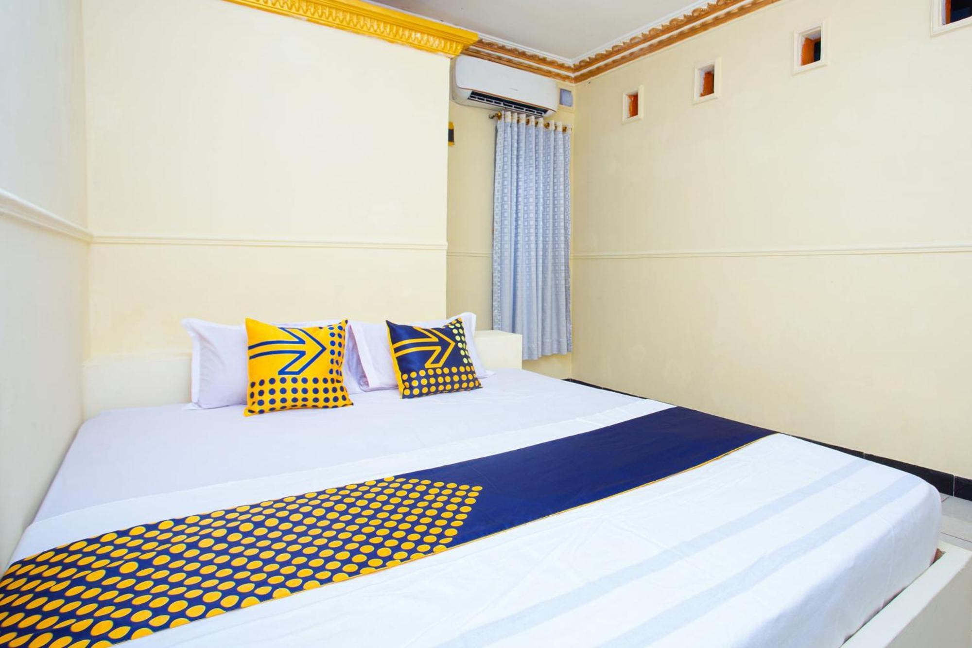 Spot On 2473 Buana Jaya Guest House Cilacap Exterior photo