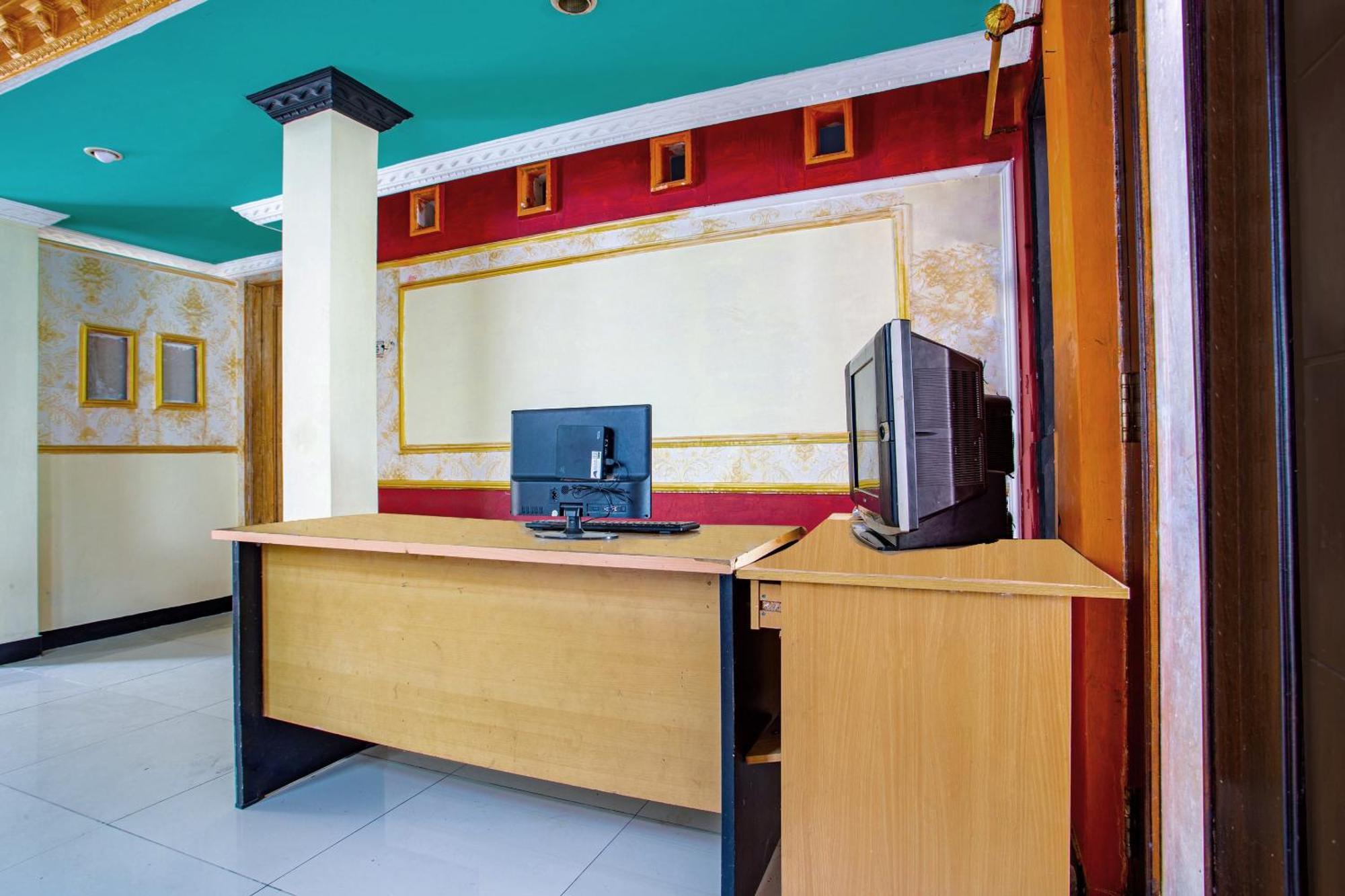 Spot On 2473 Buana Jaya Guest House Cilacap Exterior photo