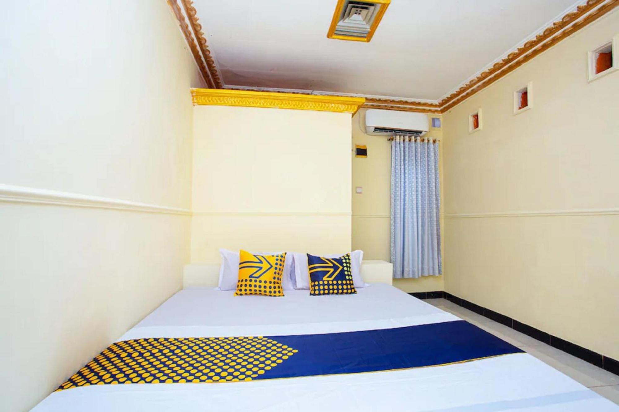 Spot On 2473 Buana Jaya Guest House Cilacap Exterior photo