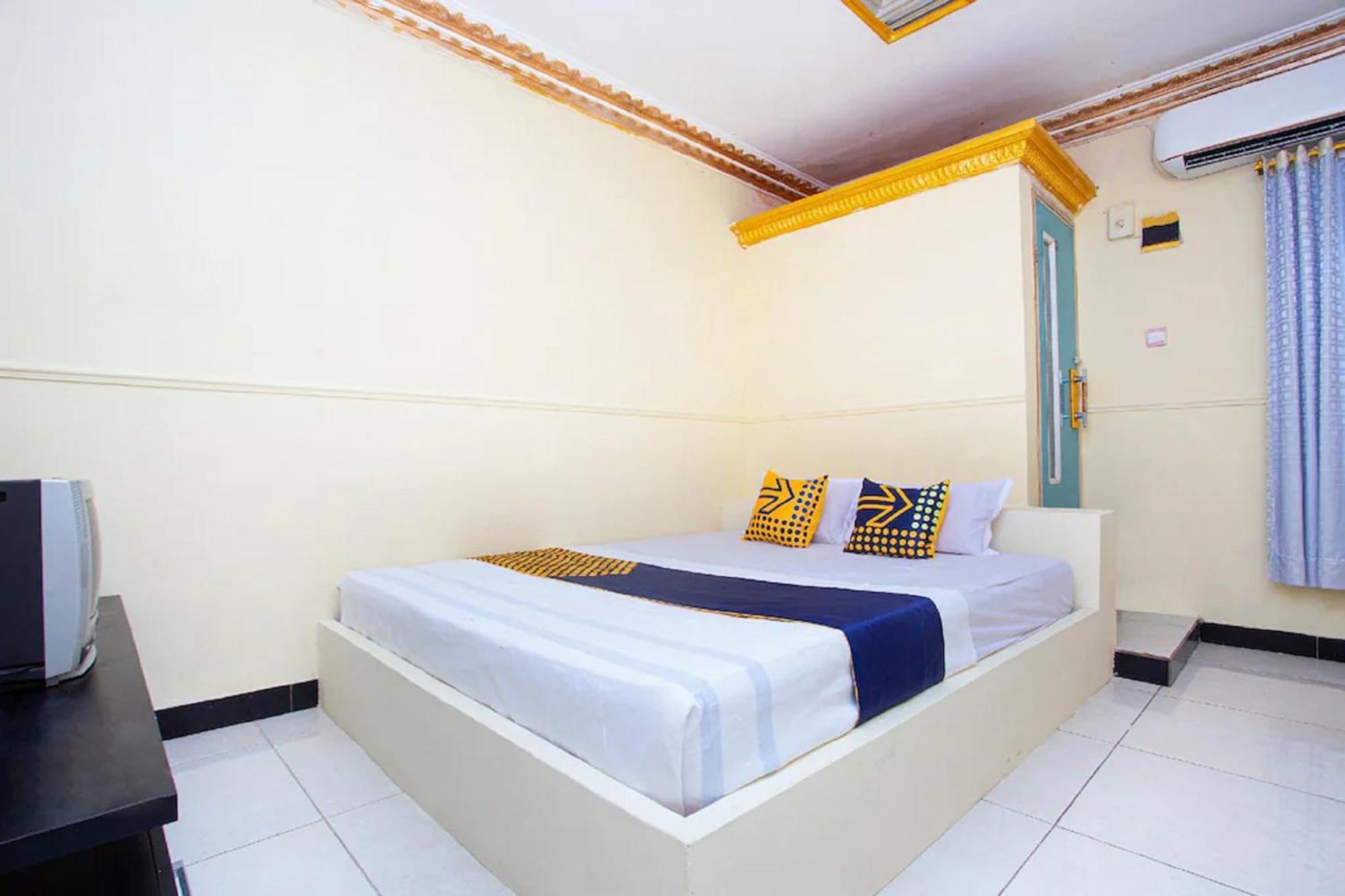 Spot On 2473 Buana Jaya Guest House Cilacap Exterior photo